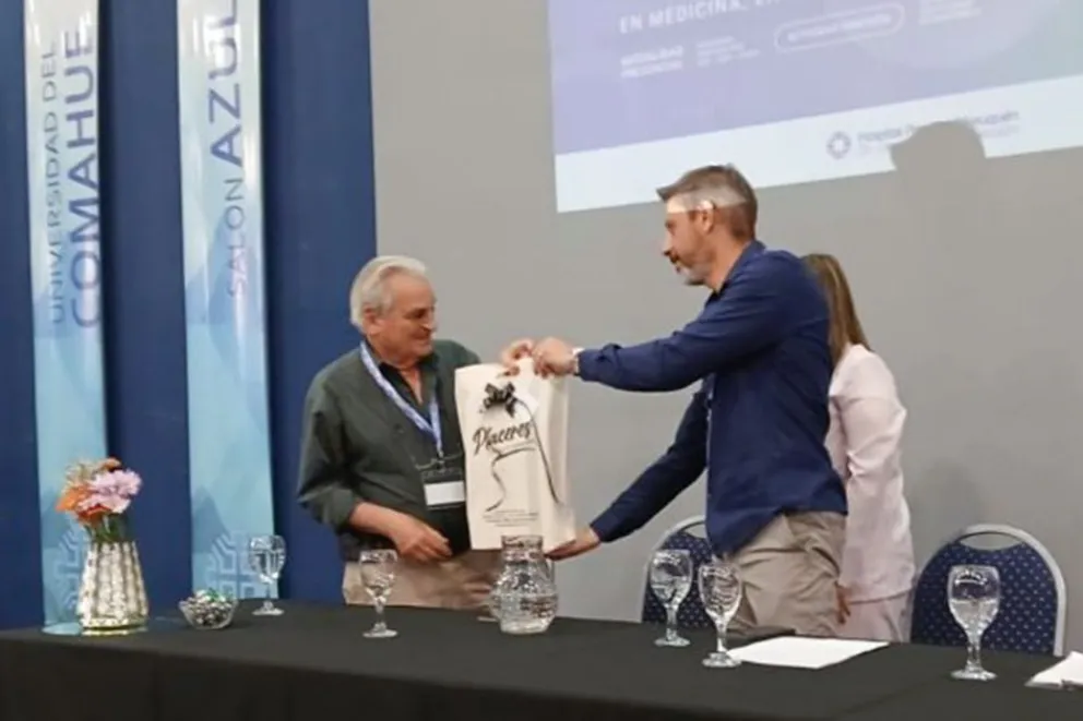 El doctor Daniel Allende participó de la apertura junto a la licenciada en enfermería Estanislada Saravia.