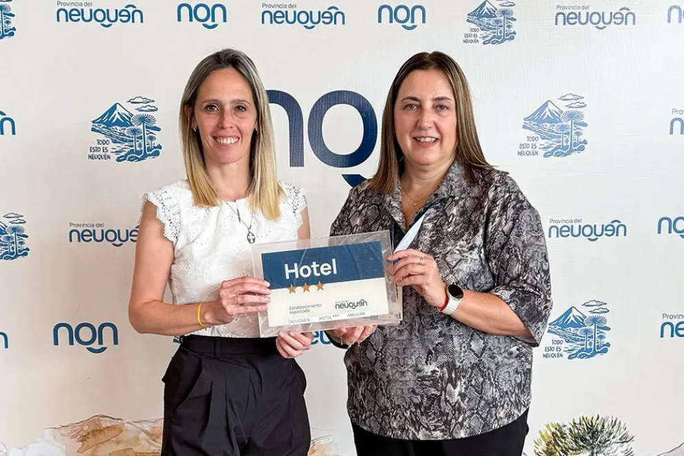 La subsecretaria de Turismo de la provincia, Silvana Cerda, entregando una placa a una prestadora habilitada.