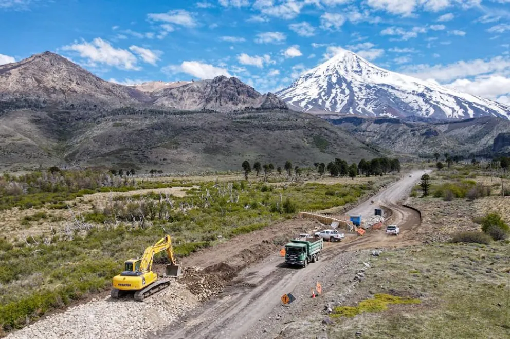 Precaución: construyen terraplenes y alcantarillas camino a Mamuil Malal