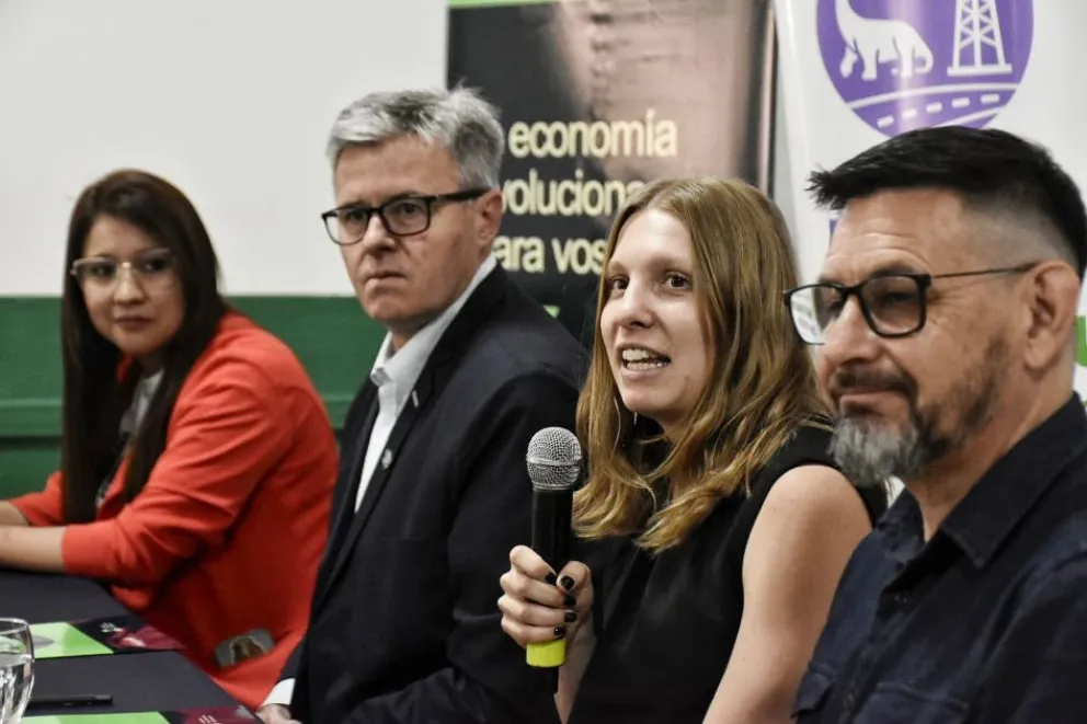 El intendente Larraza y la directora del IADEP, en la inauguración del espacio de trabajo.