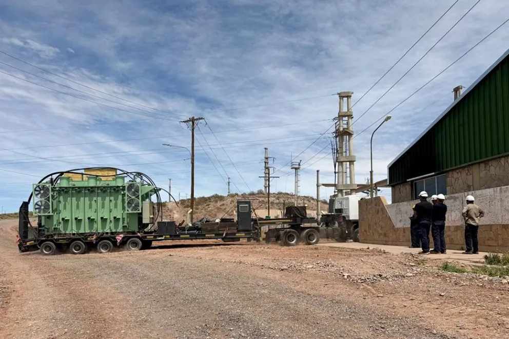 Arribó a Centenario un nuevo transformador de potencia