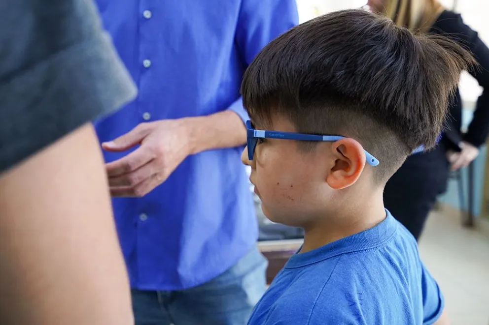 Ya son 304 niños y niñas los que recibieron sus anteojos 