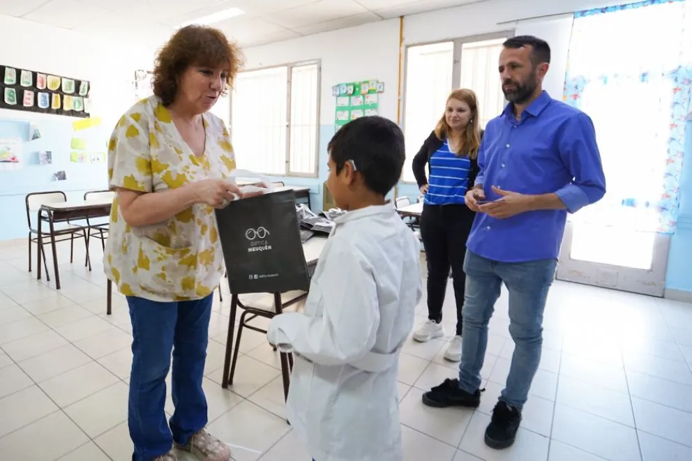 Ya son 304 niños y niñas los que recibieron sus anteojos 