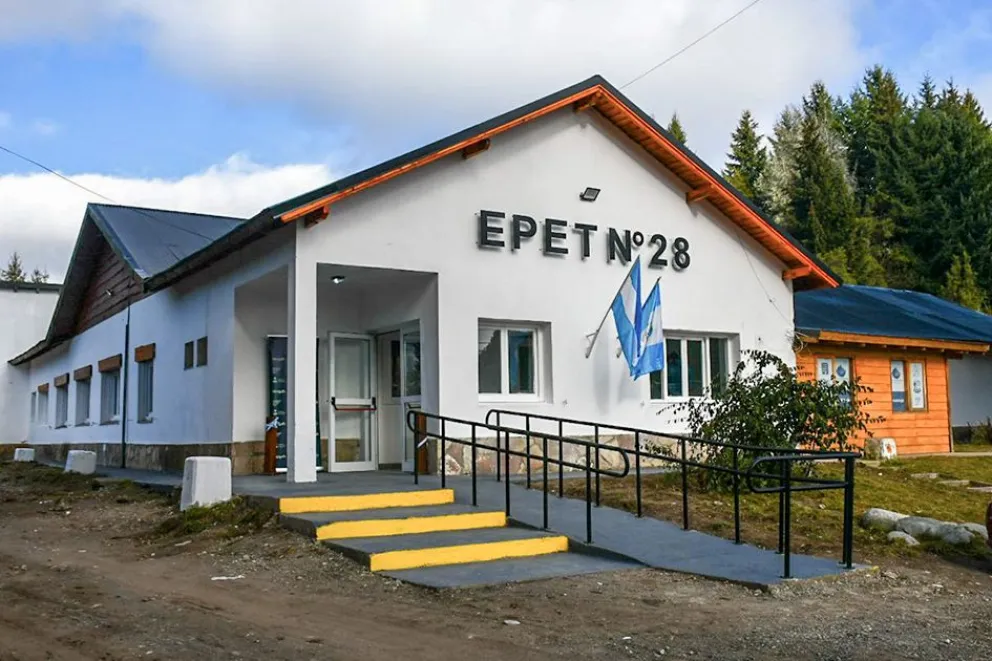 La EPET funciona actualmente en un espacio readecuado del antiguo hospital de Villa la Angostura. 