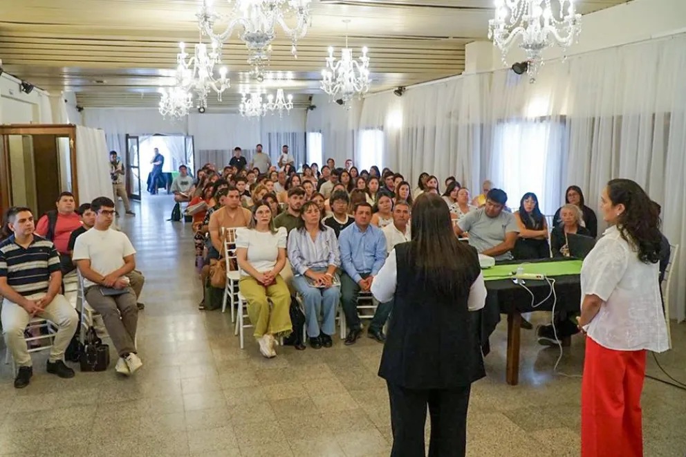 Capacitan a referentes municipales para la inscripción en las Becas Gregorio Álvarez