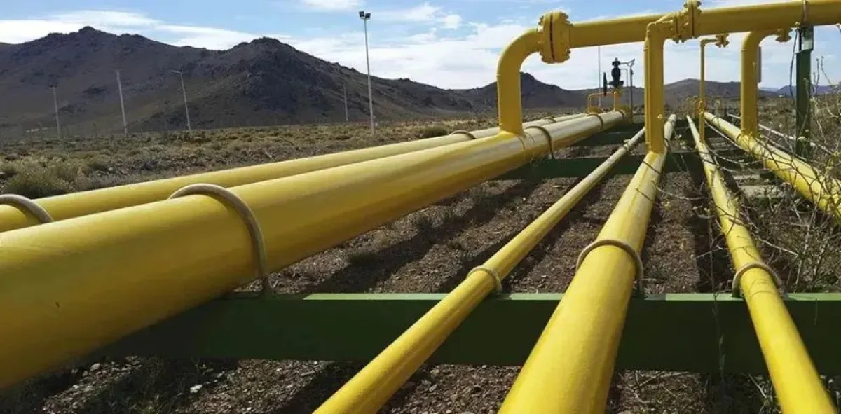Cañerías de gas sobre un terreno patagónico, en una imagen de archivo de la repotenciación cordillerana