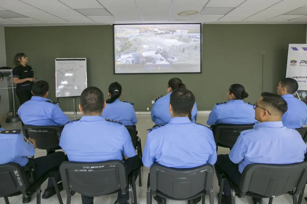 Cintia Campos, la primera piloto de dron de la Policía neuquina