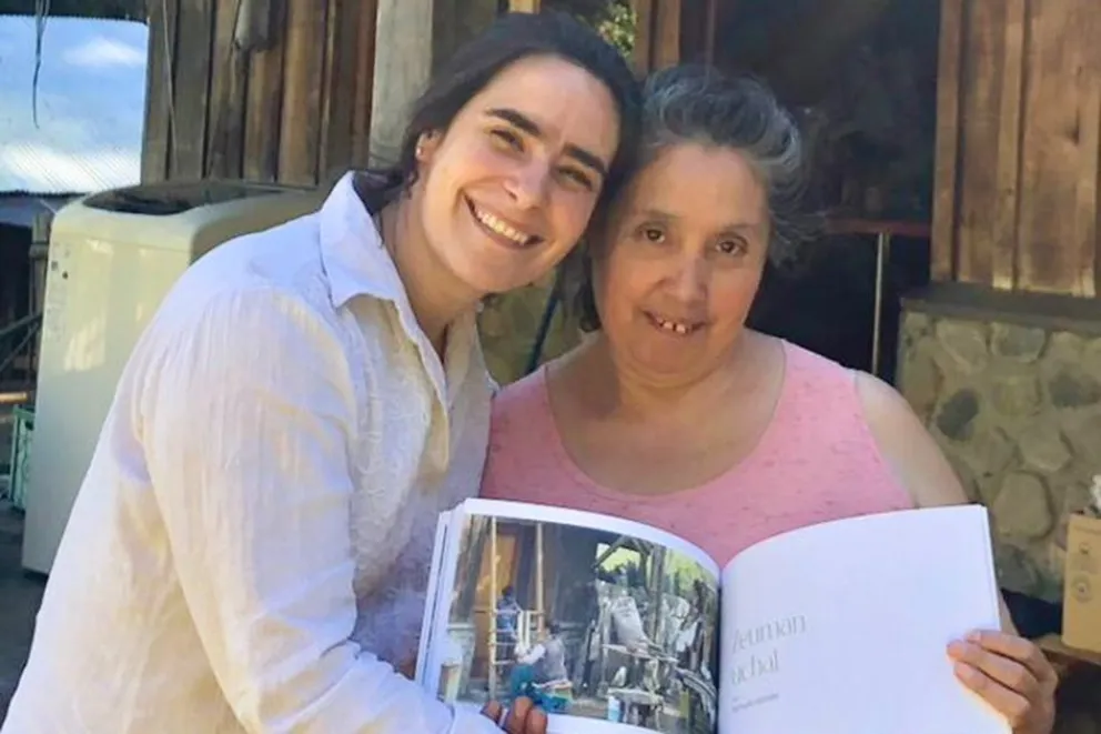 Georgina y Rosa muestran la edición del libro.