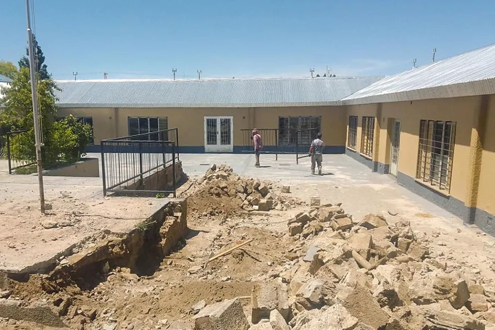 Durante el receso, trabajan en el patio de la escuela primaria Nº 99. 