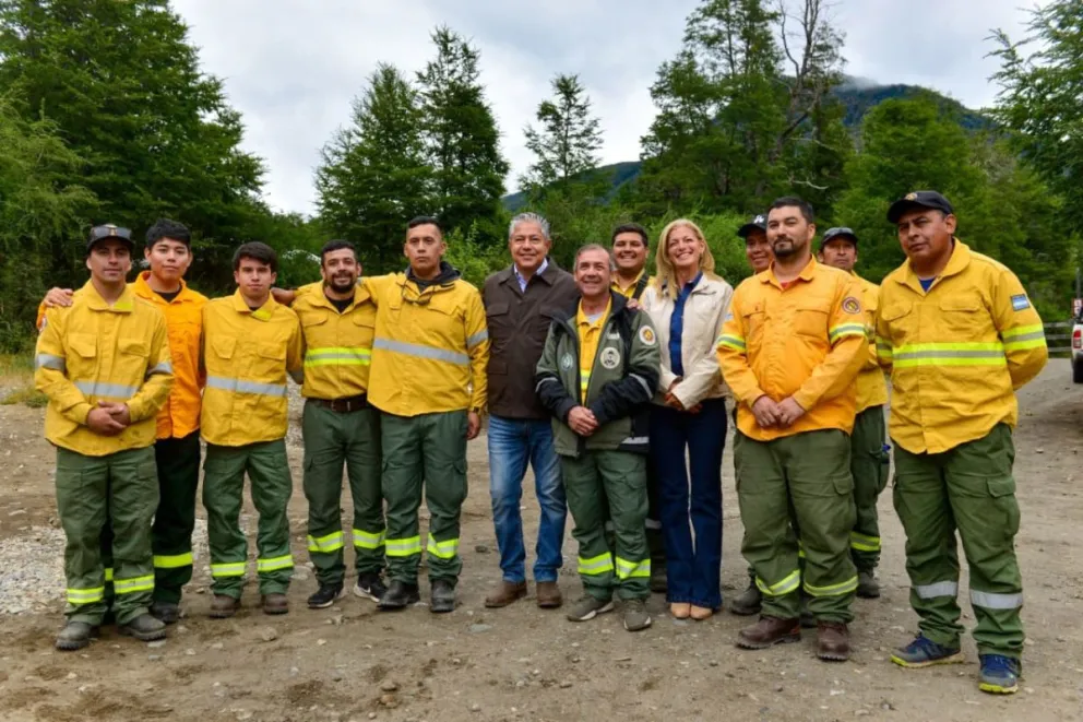 La Provincia colabora con más brigadistas y vehículos en Chubut