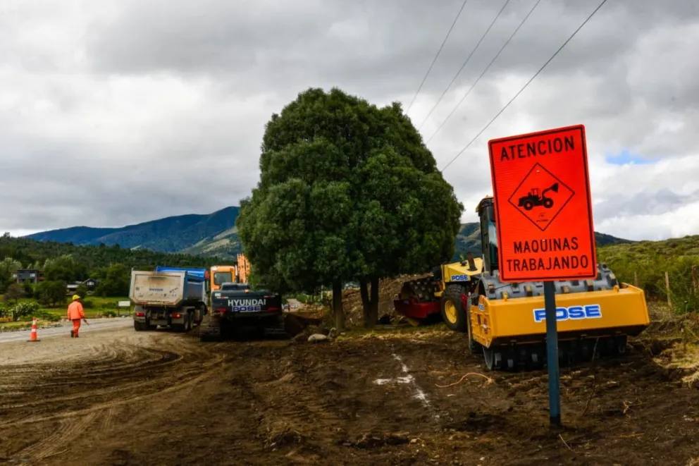 Aumenta la actividad de la obra de pavimentación de la Ruta 62 hacia el lago Lolog