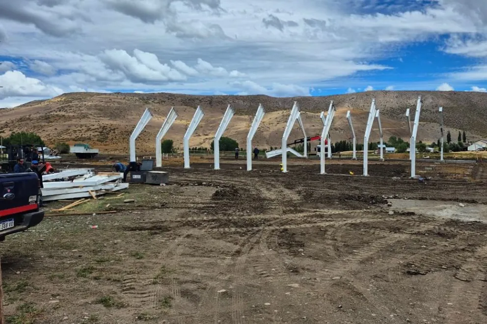 Comenzaron a montar la estructura del SAF de Los Guañacos