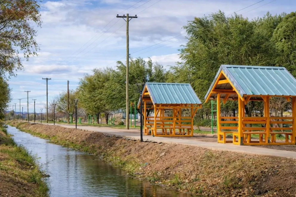 Juegos y pérgolas mejoran el espacio público en Quili Malal.