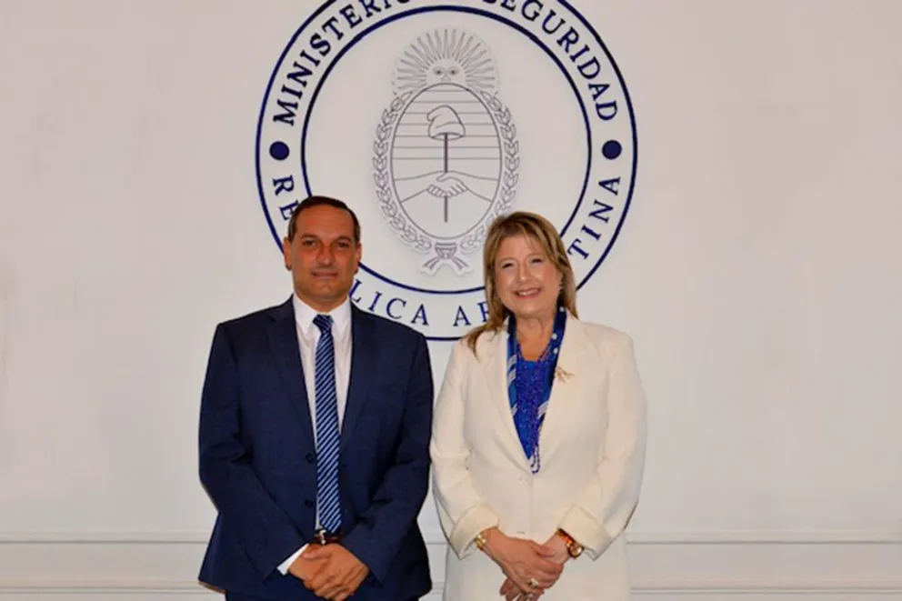 El ministro Nicolini junto a la ministra nacional de Seguridad.
