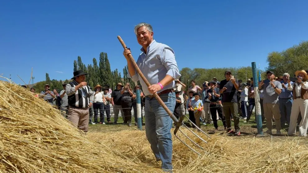 El gobernador se sumó a la trilla organizada en El Cholar.