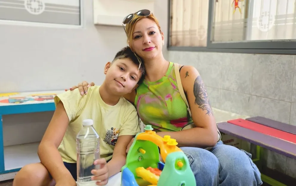 Bautista junto a su mamá.