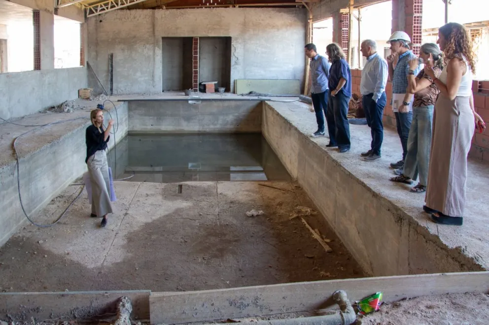 El complejo en ejecución tendrá pileta no sólo para los beneficiarios sino para el barrio en su conjunto.