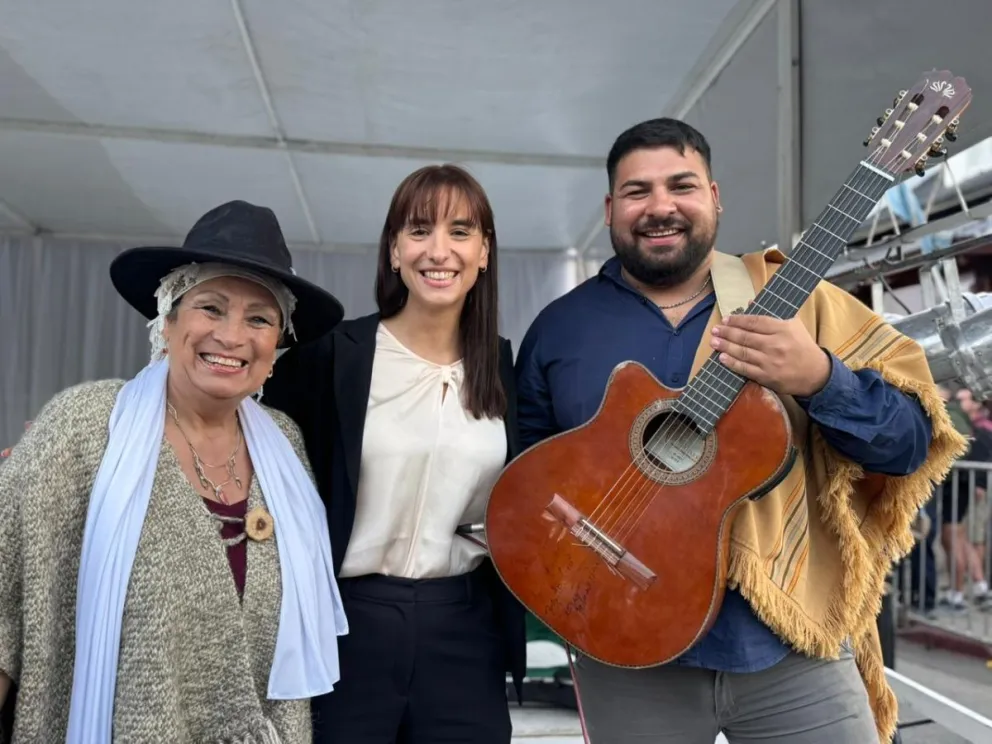 La ministra Esteves junto a Marité y Traful Berbel.