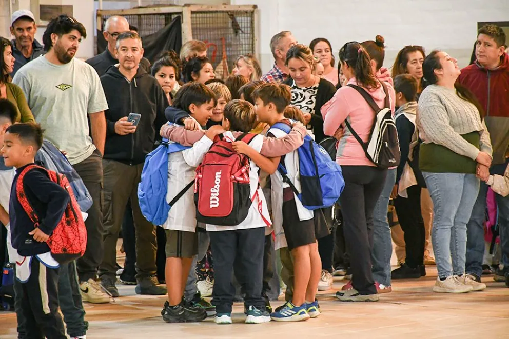 Reencuentro. Tras el receso escolar de verano los estudiantes volvieron a la escuela hoy.