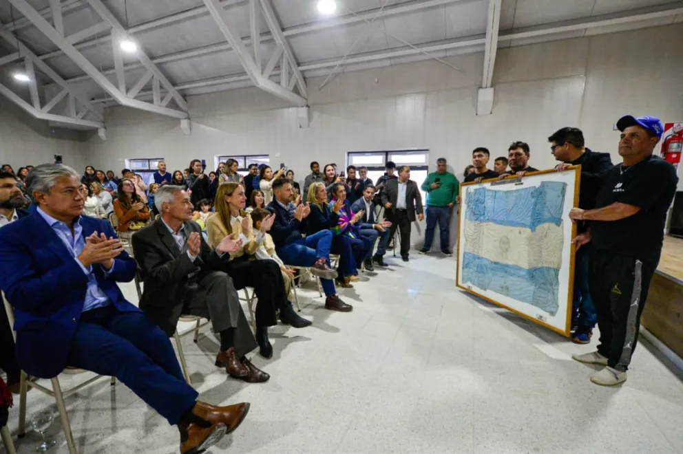 La bandera regresó a la escuela y tendrá un lugar destacado en el nuevo edificio, gracias a los trabajadores de la construcción.