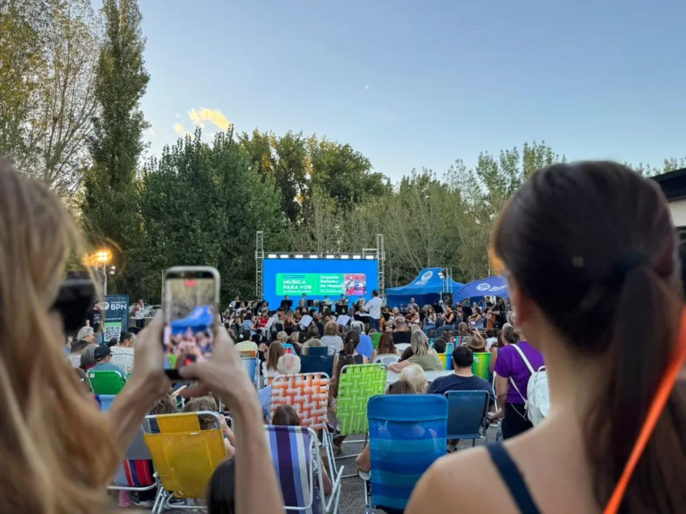 El público llevó reposeras y mate para disfrutar la presentación de la Orquesta al aire libre.