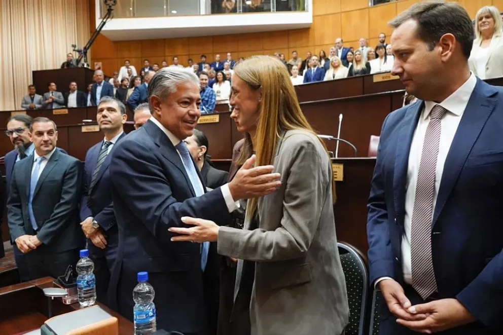 El gobernador saluda a la ministra Bertoldi, quien tiene a cargo la política de viviendas en la provincia.