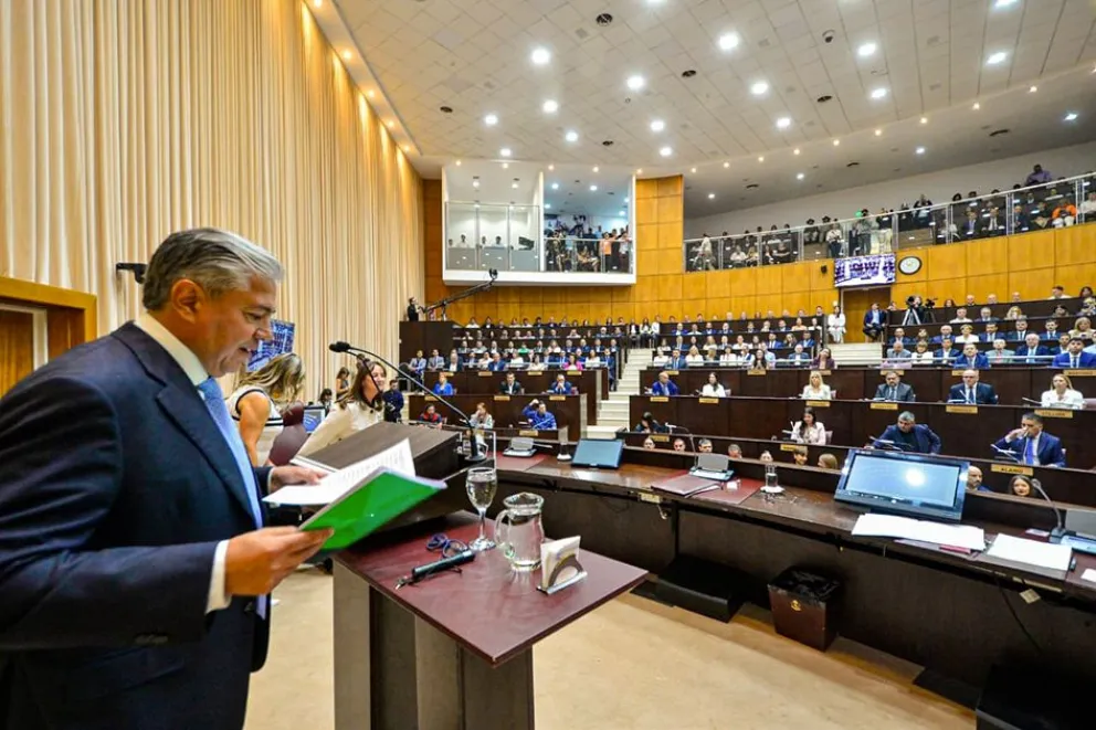 El gobernador entregó varios proyectos de ley para que sean abordados por los legisladores neuquinos.