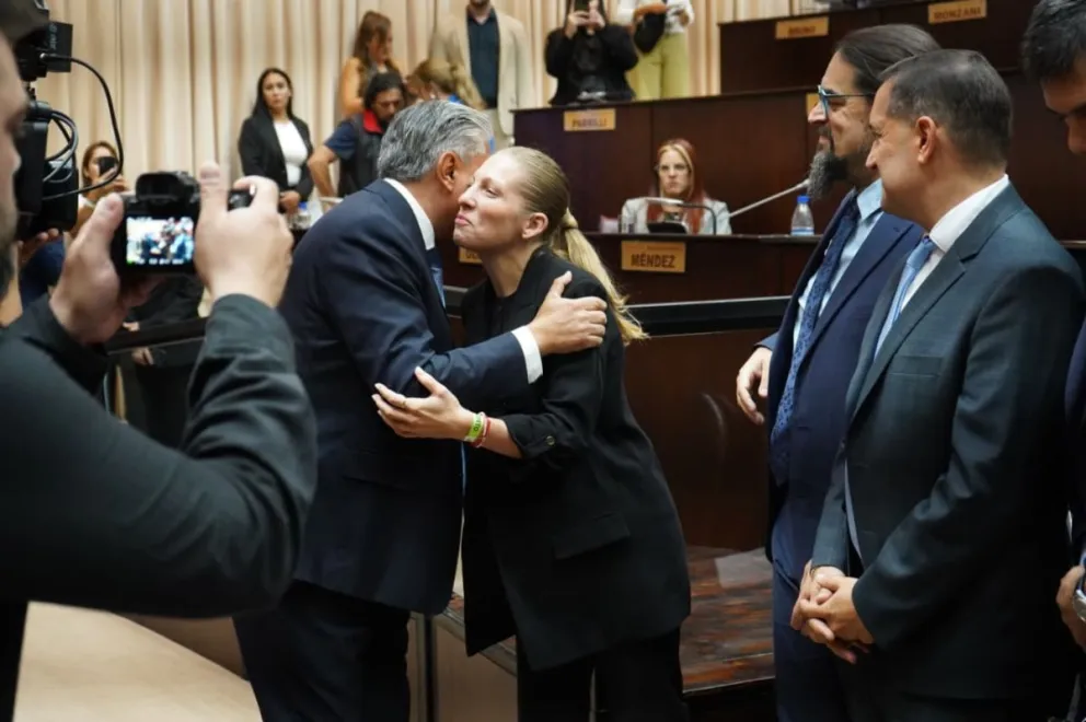 El gobernador junto a la ministra de Juventud, Deportes y Cultura, tras el anuncio.