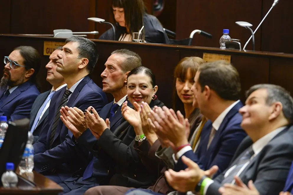 La ministra de Educación, junto a otros integrantes del gabinete, durante el discurso del gobernador.