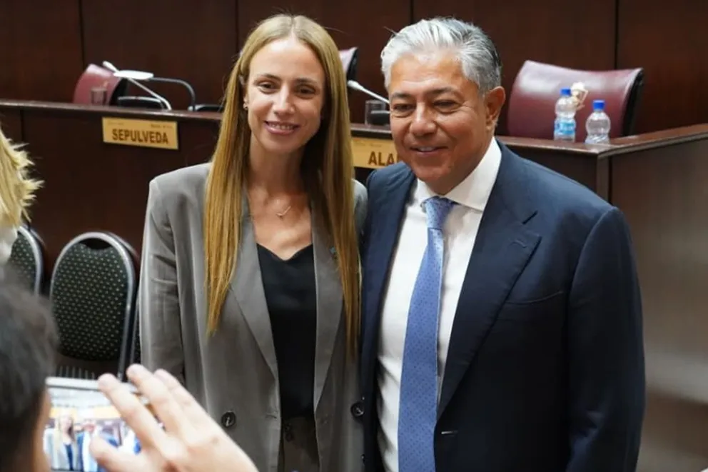 El gobernador saluda a la ministra Bertoldi, quien tiene a cargo la política de viviendas en la provincia.