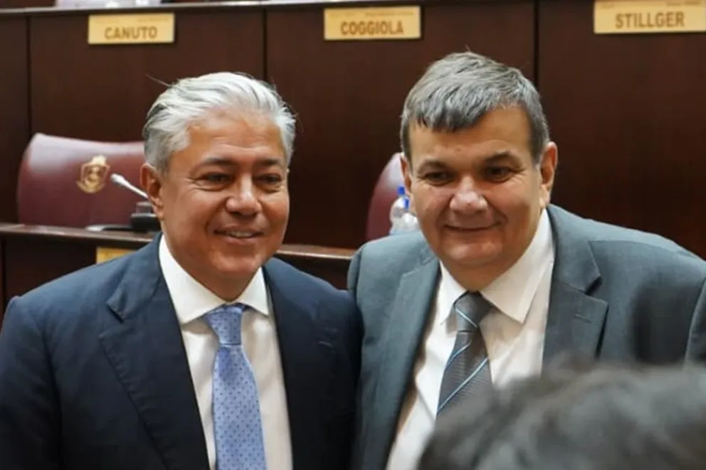 El gobernador junto al ministro de Economía de quien depende el área de producción de la provincia.