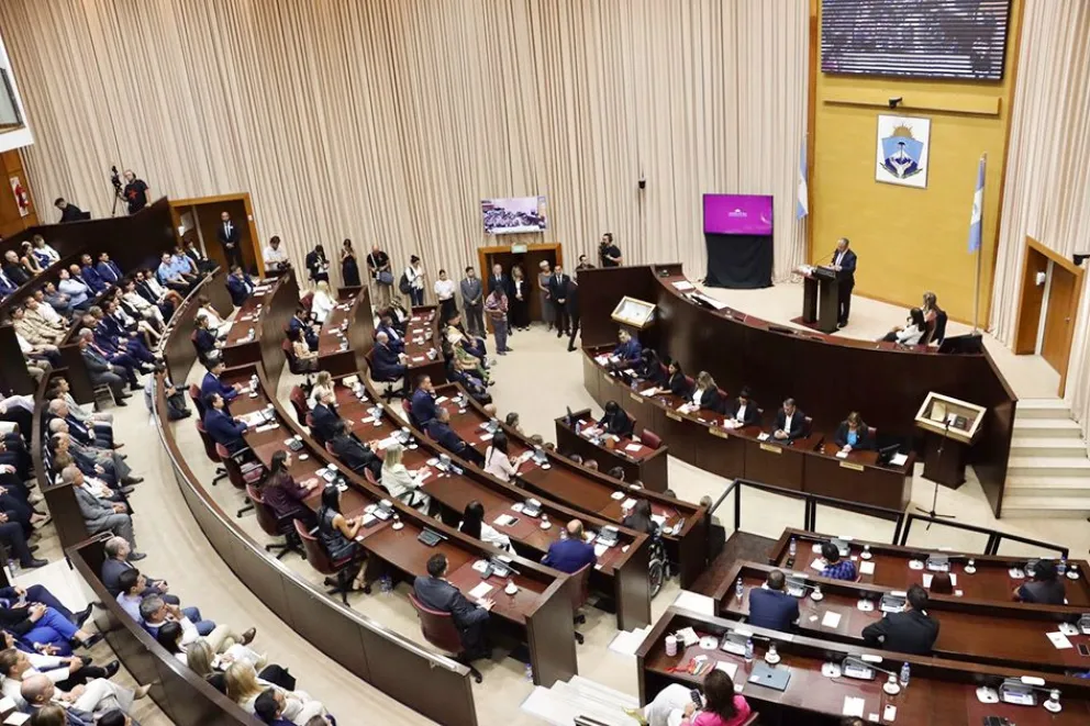 El gobernador entregó el proyecto ayer en la Legislatura.