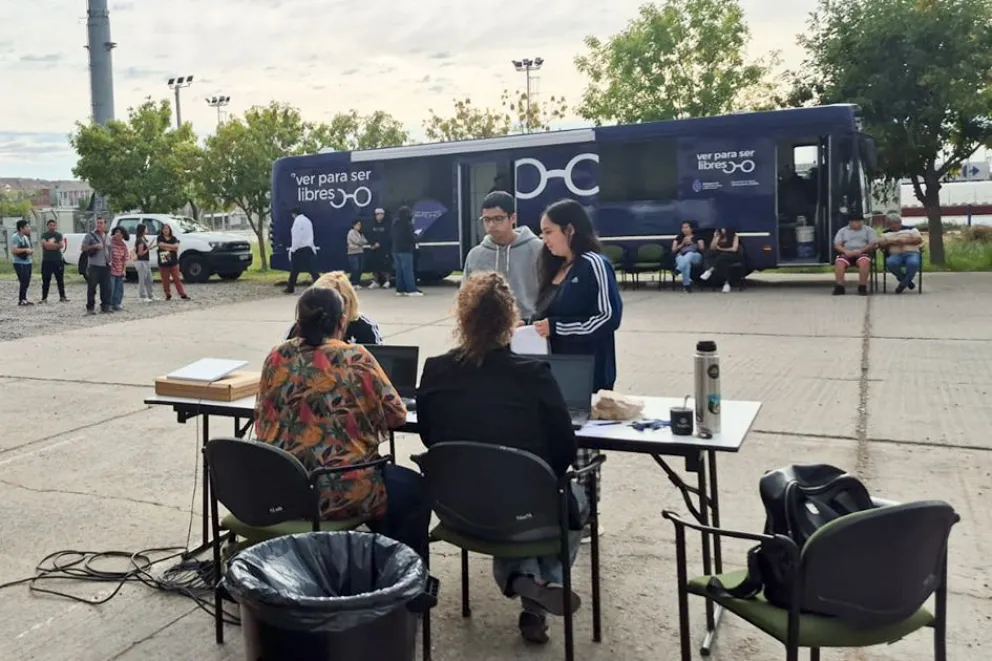 Neuquén y Nación refuerzan el plan de salud visual con dos unidades móviles