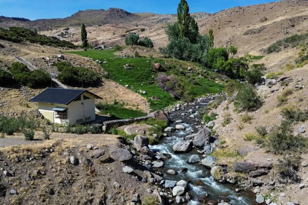 La micro central Cochicó genera energía renovable a partir del recurso hídrico local.