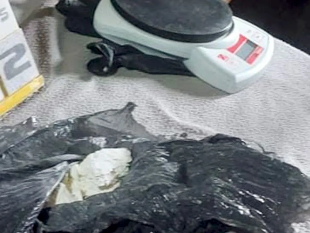 Allanamientos con resultados positivos: incautaron drogas, armas y motos