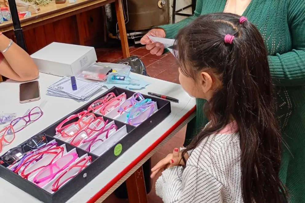 Más de 120 alumnos de escuelas de Junín de los Andes recibirán sus lentes