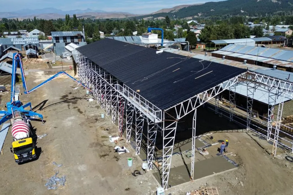  El galpón principal ya se encuentra completamente techado.