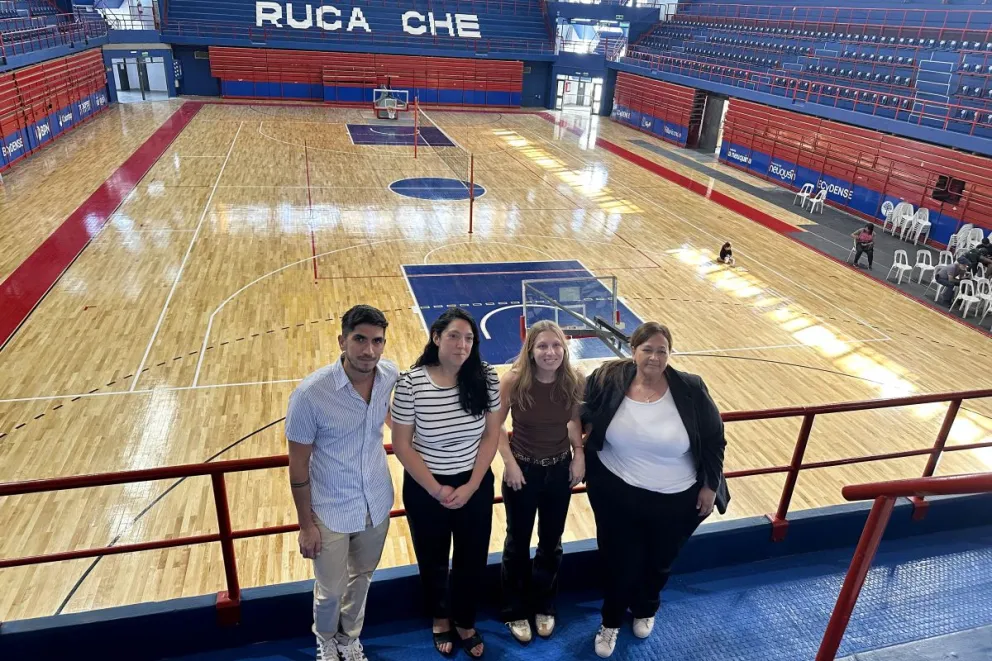 La ministra de Juventud, Deportes y Cultura, Josefina Codermatz, recorrió las obras en el estadio.