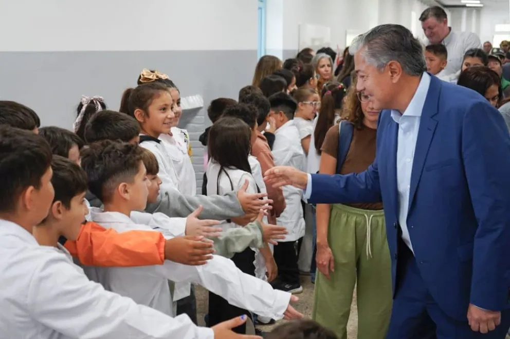 Figueroa inauguró el edificio renovado de la escuela primaria 101