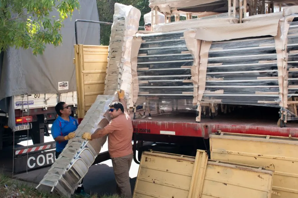 Provincia adquirió leche y equipamiento escolar por más de 4 mil millones de pesos