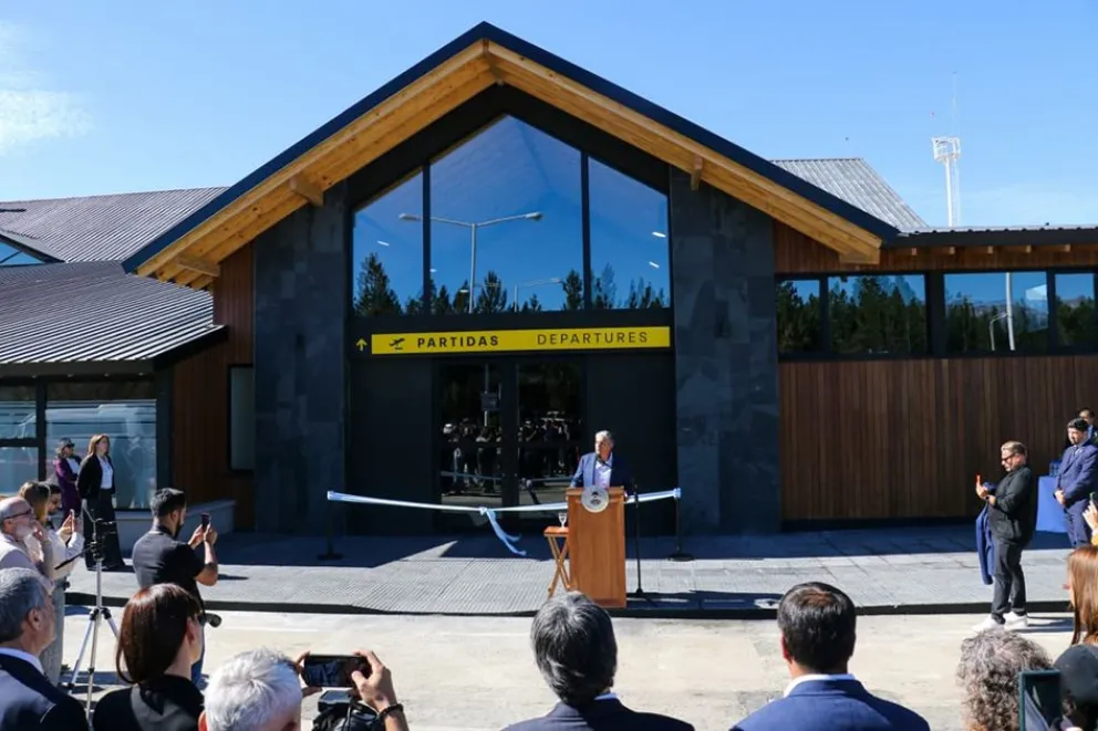 Al inaugurar la ampliación en el aeropuerto Chapelco, el gobernador anunció el centro de convenciones.