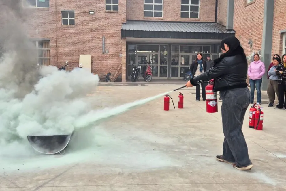 Articulan capacitaciones de plan de evacuaci&oacute;n y uso de extintores en escuelas