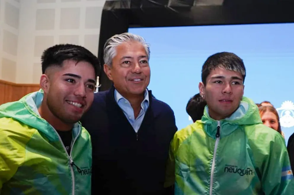 Figueroa entregó becas a deportistas neuquinos de mediano y alto rendimiento