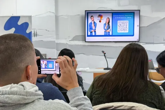 Capacitan a jóvenes para potenciar emprendimientos con <b>Inteligencia Artificial</b> thumbnail