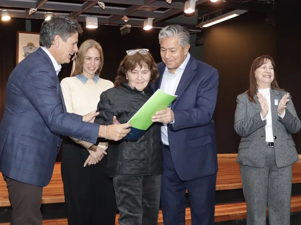 Luego de años de espera, 100 familias recibieron las escrituras de sus viviendas