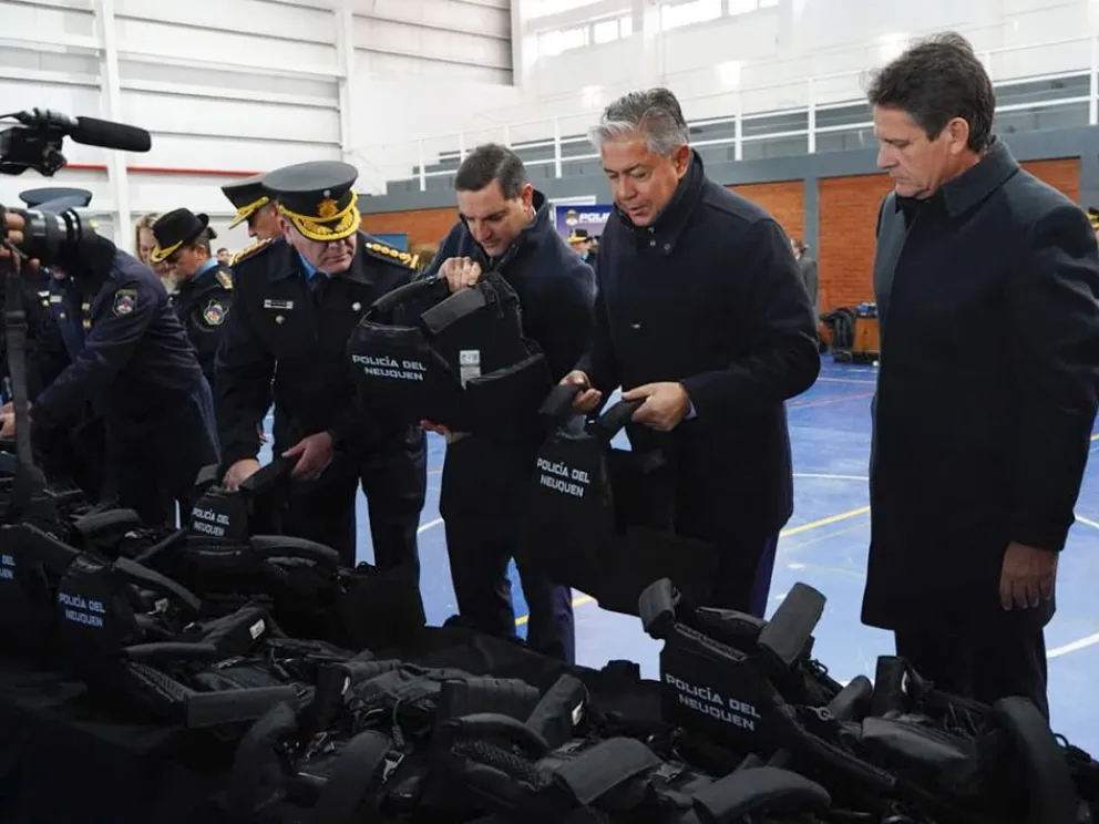 Figueroa refuerza a la Policía con 980 chalecos antibalas y equipamiento de última generación