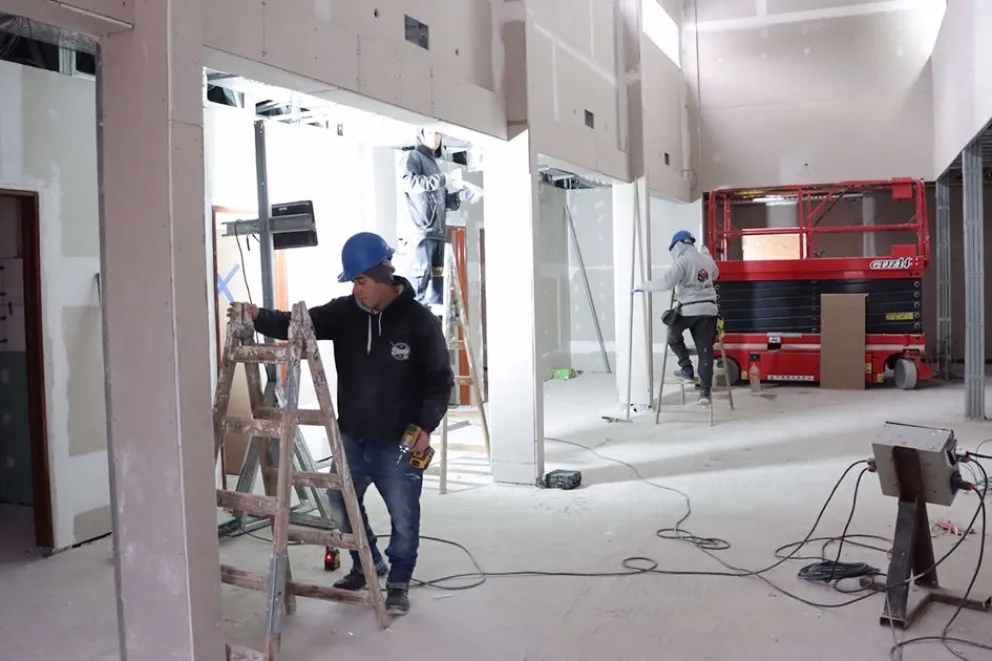 Figueroa recorri&oacute; la obra del centro de salud del barrio El Chacay