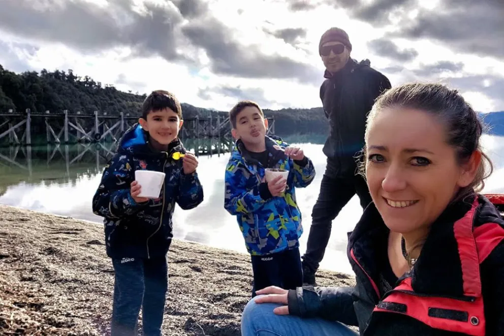La familia en pleno al lado del lago: Lorena, Sebastián, Stefano y Fabricio. 