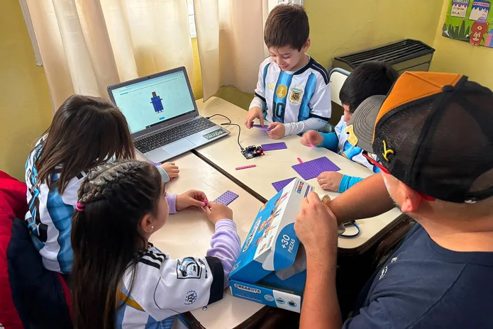 Con asistencia perfecta y nuevas tecnologías, comenzó la Colonia Digital de Invierno