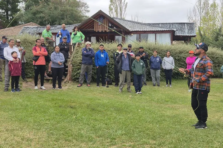 Neuquén cuenta con la primera escuela de pesca con mosca del país